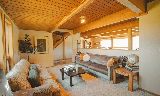Medford House | Poolside Retreat W/Sauna Heart of Wine Country