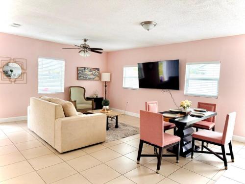 Buena Ventura Lakes Apartment | Poolside Suite APT 15 min from ThemeParks & MCO
