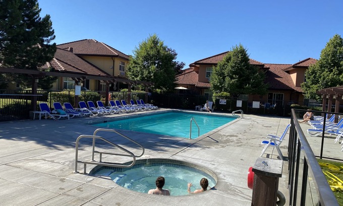 Okanagan-Similkameen House | Poolside Townhome Steps from Lake, Pool, and Hot Tub