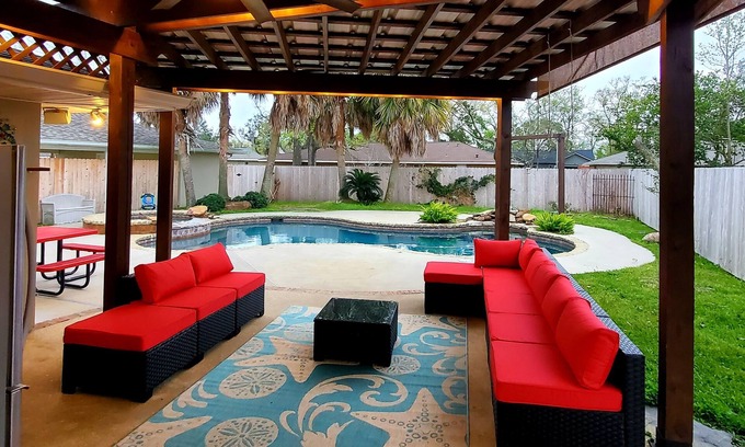 Lake Charles House | Poolside Triple Suite Retreat near casinos