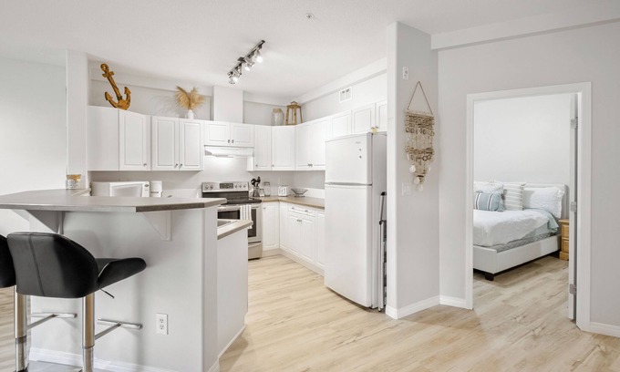 North End Condo | Poolside Waterfront Condo - Sunset Drive