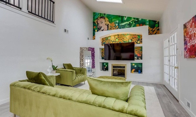 South Westminster House | Pop Art Oasis | Karaoke, Mini Golf, Hot Tub & Pool