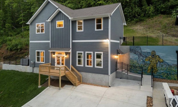 Red Bank House | Pop Art on Hedgewood 4BR Game Room Hot Tub Screened Porch 3 Min to Downtown