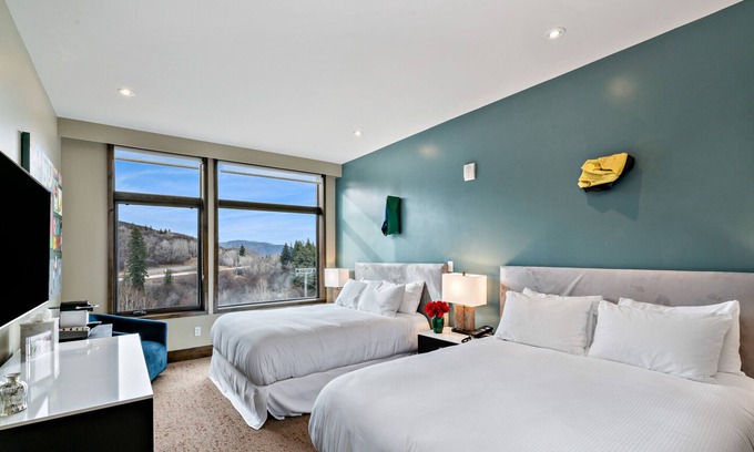 Avon Condo | Pop Art Villa Riverfront | Double Queen Room