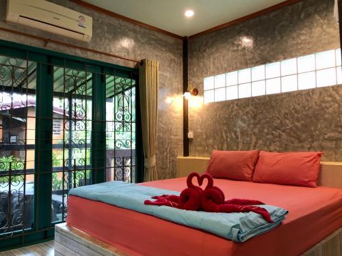 Trat House | Pop riverside trat