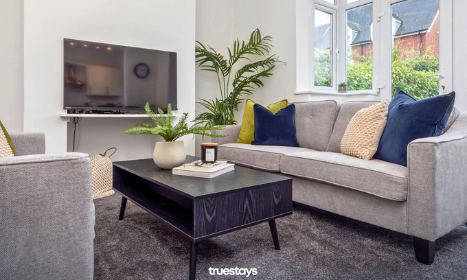 Tunstall House | Poplar House | by Truestays ® Serviced Accommodation