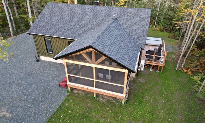 Gloucester County Cabin | Poplar Retreat - with hot tub