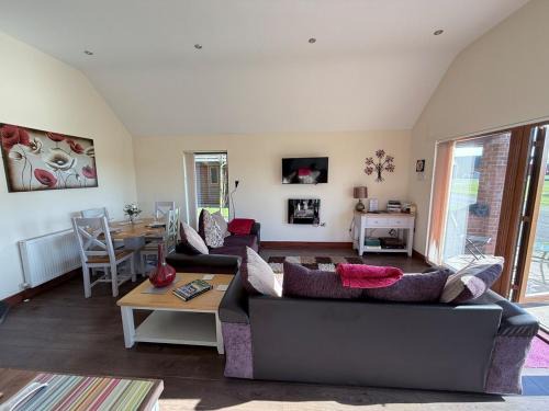 Fitling House | Poppy Lodge-Tranquil-Fishing-Hot Tub-7m to Beach