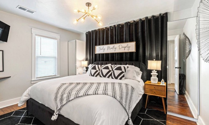 Brazos House | Poppy & Rye Cottage; one block from Magnolia, walkable to everything!