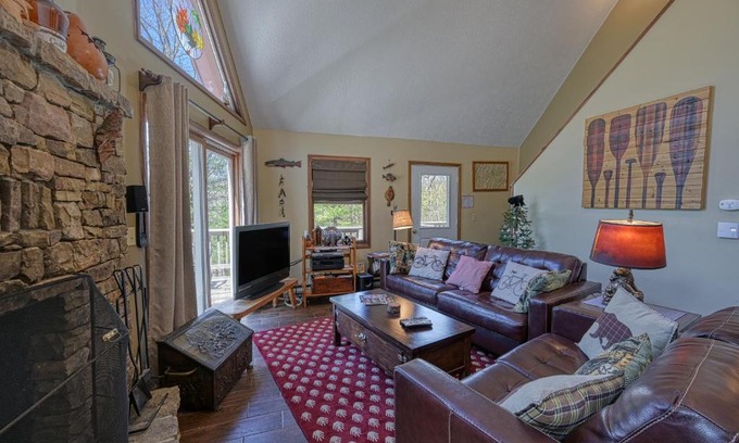 North Glade Hills House | Poppy's Mountain House