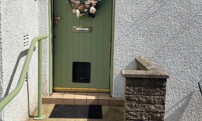 Inverkip Apartment | Popular coastal village