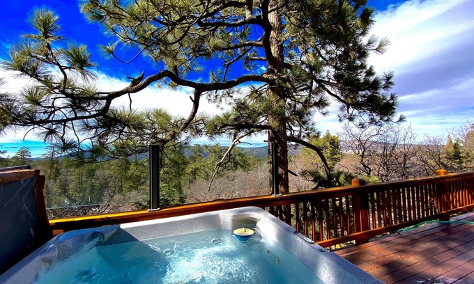 Upper Moonridge House | Popular Hiking and Snow Play Cabin-Amazing Views-Friends&Family Gather Here, Spa