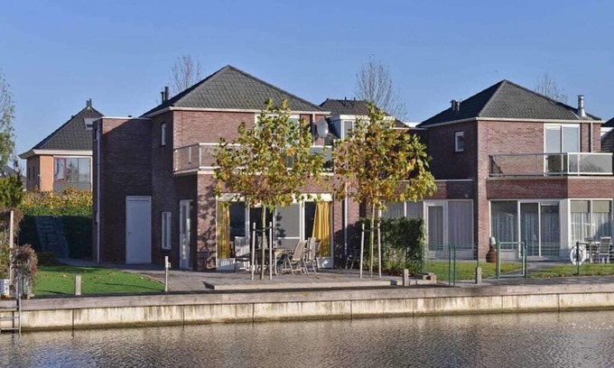 Oude-Tonge House | Popular house for tenants, orderly, neat and complete. The house has a view of the lake, an ideal lo