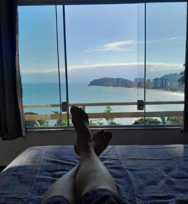 Caraguatatuba House | Por de sol no mar da cama