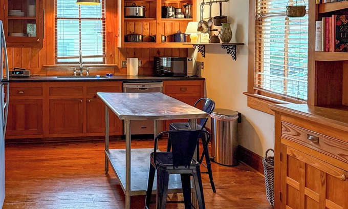 Beauregard Town Historic District House | Porch Swing & City Lights! Cozy home near LSU and Downtown