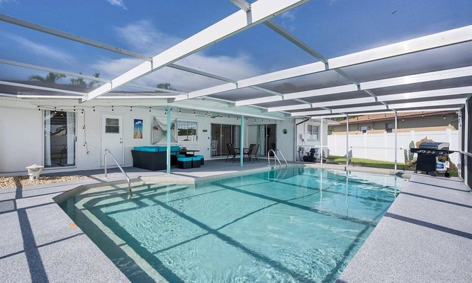 Port Charlotte House | Port Charlotte 2 Bedroom Private Pool Dog Friendly Home