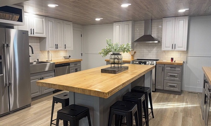 Gypsum House | Port Clinton 3BR Retreat A/C, Dining In & Out, Near Cedar Point & Islands