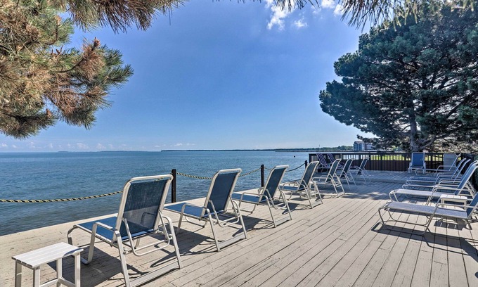 Port Clinton Condo | Port Clinton Condo w/ Community Pool & Hot Tub!