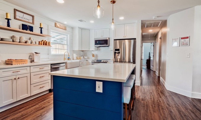 Port Royal House | Port Of The Royal - 2 Minutes from Parris Island, 5 Minute WALK to Restaurants.