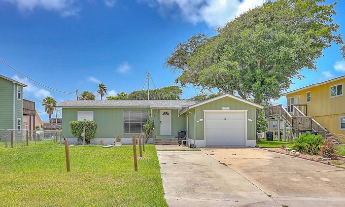 Palm Harbor House | Port Paradise | Snowbird-friendly house in Rockport with water views