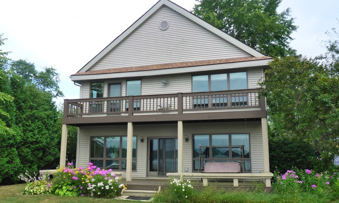 Pinckney House | Portage Lakefront - Great View & Location - 5 Bedrooms - 3 Baths - 2 Car Garage
