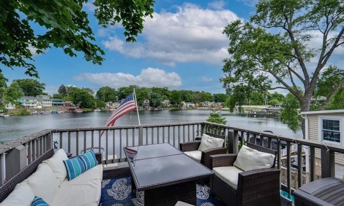 Portage Lakes House | Portage Lakes Escape - 5 Bedroom Lakefront Home