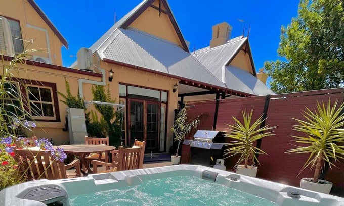 Albury House | Porters Cottage Classic