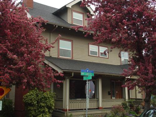 Nob Hill House | Portland International Guesthouse
