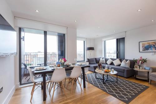 Golborne Apartment | Portobello Apt with Floor-to-Ceiling Views