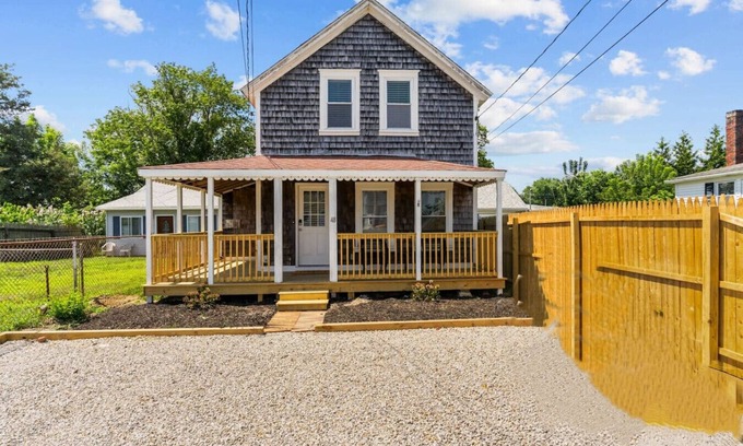 Portsmouth House | Portsmouth Beach cottage
