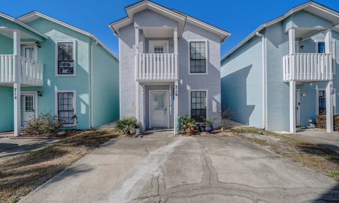 El Centro Beach House | Poseidon’s Paradise Beach House.nBeach, Pools, Art, Sleeps 6, 1000 sq ft.