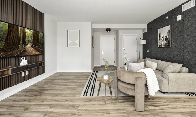 Crystal City Apartment | Posh 2BR Retreat | Gym, Prkng & Scenic Rooftop