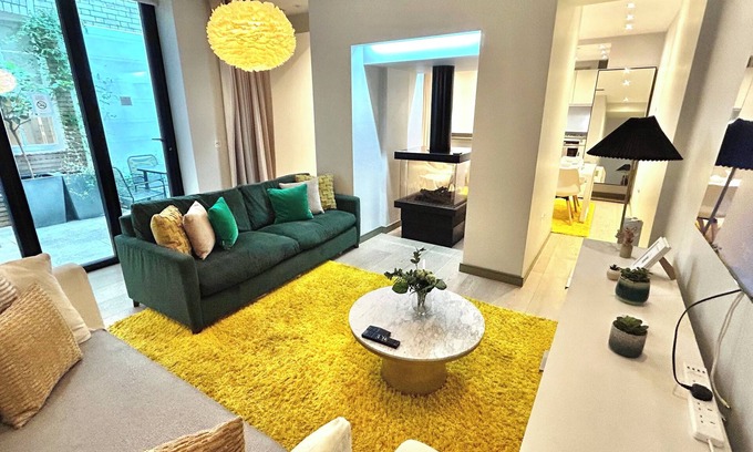 City of Westminster Apartment | Posh 3-Bed, 3-Bath flat with Patio & Indoor Fireplace in Marylebone, Hyde Park