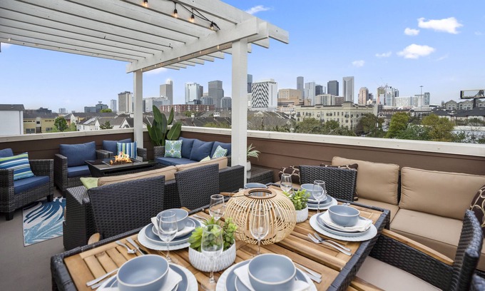 Midtown House | Posh Dtwn/Midtown Home Stunning Roof-Top Terrace -Sleeps 16 -4 bedrooms 3.5 bath