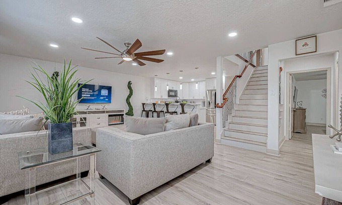 Humble House | Posh Houston/IAH Escape: Parking|7 Beds|Sleeps 14|