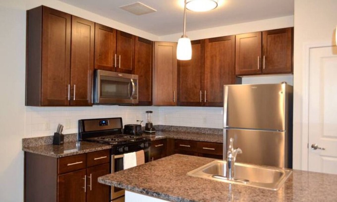 Hillsborough Apartment | Posh large 2 bedroom with den ( with two twin beds) 2 bathroom, Somerset County