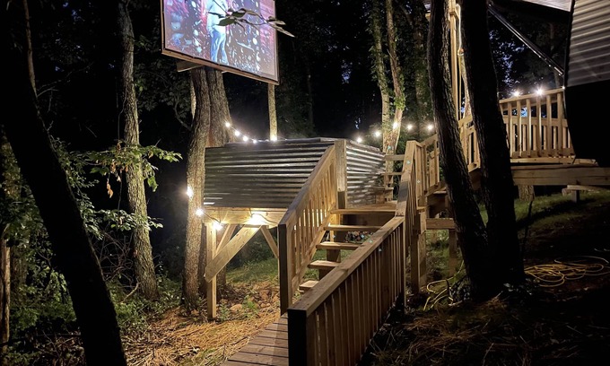 Jonesville House | Posh Mountain Camping w/120" Screen Theater ·Hot-Tub · Firepit · Hiking Trails