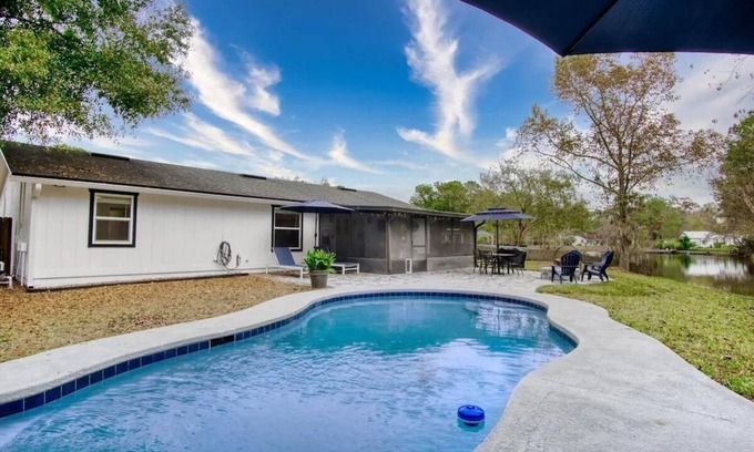 Southside House | Posh Pool and Pond Landing