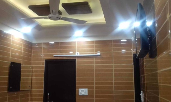 South Extension House | Posh south delhi foreigners place luxury room with kitchen