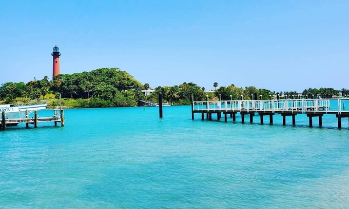 Jupiter Bay Apartment | POSHPADZ -Villa Koalua Walk to Jupiter Beach-Prime Lake Views-Resort Setting