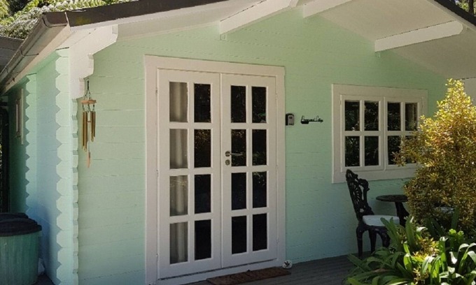 Leura Apartment | Possumwood Cottage is a studio accommodation ideal for singles or couples.