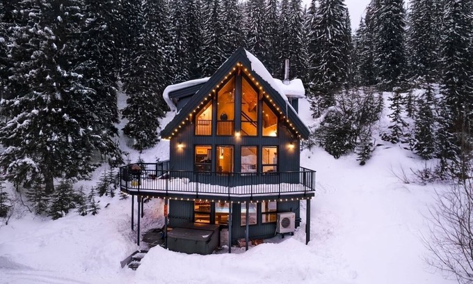 Okanagan-Similkameen Ski Chalet | Post & Beam Chalet at Apex Mountain/Hot Tub sleeps 10