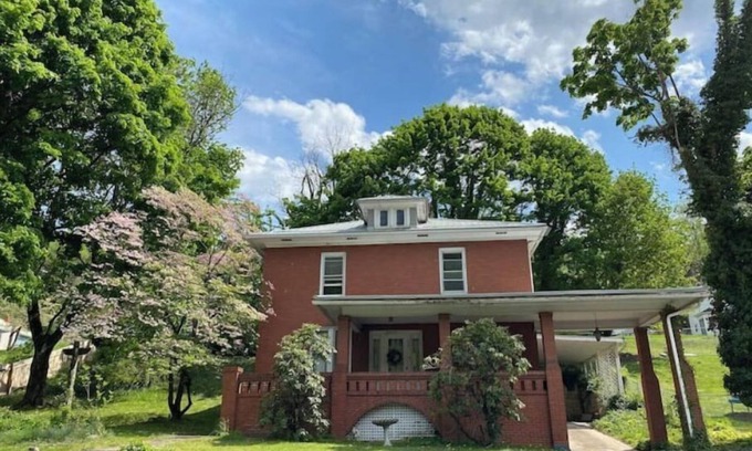 Bellepoint House | Potential Stay on Greenbrier Drive