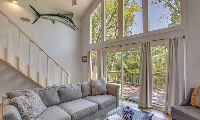 Pottsboro Cabin | Pottsboro Cabin w/ Deck - 1 Mile to Lake Texoma!