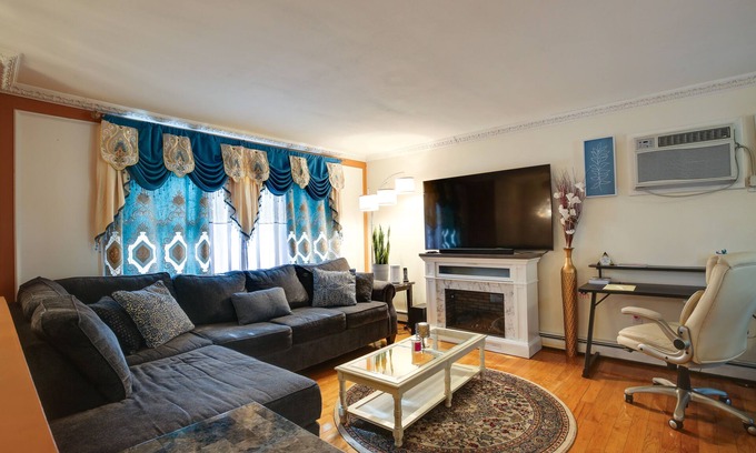 Crown Heights House | Poughkeepsie Retreat w/ Deck + Gas Grill!
