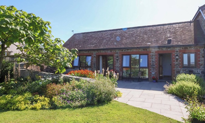 Huntshaw Cottage | POUND COTTAGE, pet friendly, with a garden in Great Torrington