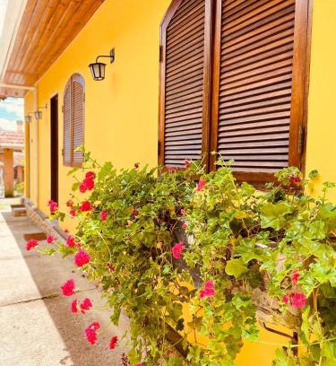 Jardim Nova Suica Cabin | Pousada Casinha Amarela - Campos do Jordão