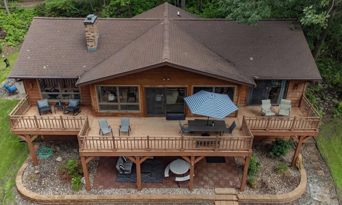Holcombe Cabin | Poverty Point on Lake Holcombe