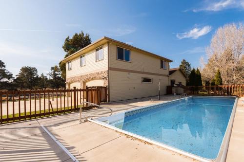 Bend House | Powell by AvantStay Secluded Home only 10 Mins from DT Bend w Hot Tub