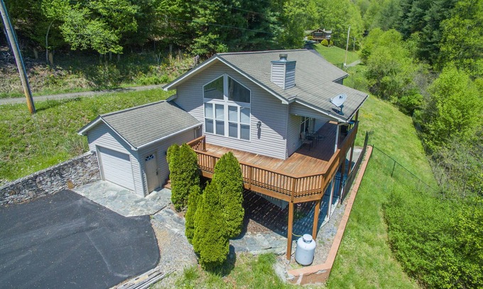 Burnsville Cabin | Power, Water & WiFi Soon! Mtn Vista, Fire Pit, Gas Logs, Close Burnsville & AVL!